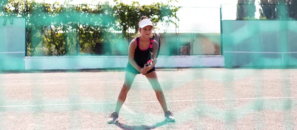 Portret Nastolatki Grającej Tenisa Boisku Sportowym — Zdjęcie stockowe