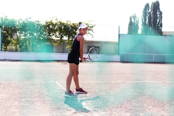 Portrait Une Adolescente Jouant Tennis Sur Terrain Sport — Photo