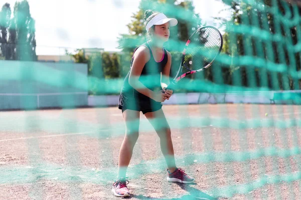 Porträt Eines Teenagers Beim Tennisspielen Auf Dem Sportplatz — Stockfoto