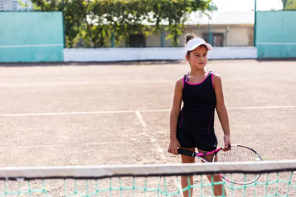 Portrett Tenåringsjente Som Spiller Tennis Idrettsbanen – stockfoto