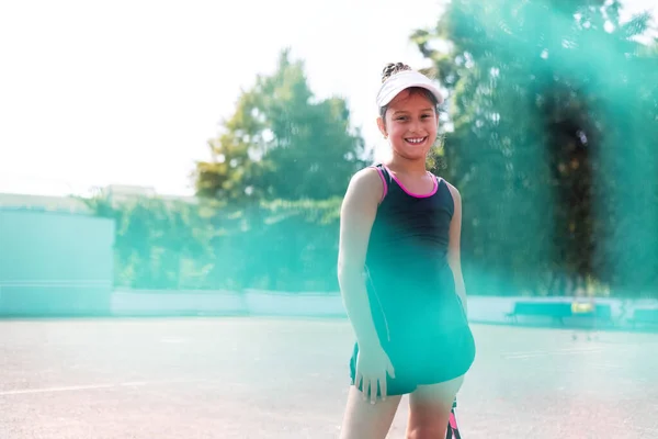 Portrait Une Adolescente Jouant Tennis Sur Terrain Sport — Photo