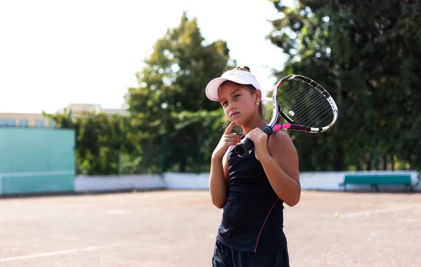 Retrato Adolescente Jogando Tênis Quadra Esporte — Fotografia de Stock