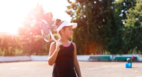 Retrato Adolescente Jogando Tênis Quadra Esporte — Fotografia de Stock