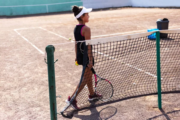 Retrato Adolescente Jogando Tênis Quadra Esporte — Fotografia de Stock
