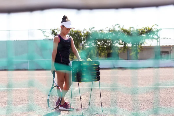 Porträt Eines Teenagers Beim Tennisspielen Auf Dem Sportplatz — Stockfoto