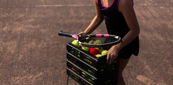 Nahaufnahme Von Tennis Teenager Mädchen Der Nähe Box Mit Bällen — Stockfoto