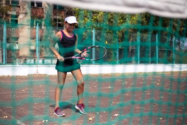 Retrato Adolescente Jogando Tênis Quadra Esporte — Fotografia de Stock