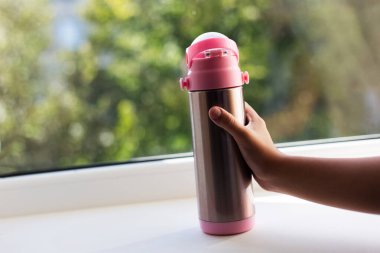 Yakın plan pembe termos..