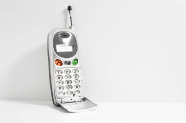 Beyaz arkaplanda izole edilmiş eski cep telefonu.