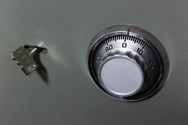 Güvenlik kilidine yakın çekim ve kasa anahtarı.