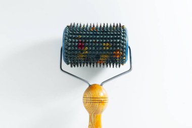 Beyaz arkaplanda izole edilmiş masaj silindirinin yakın plan görüntüsü.