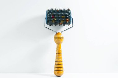 Beyaz arkaplanda izole edilmiş masaj silindirinin yakın plan görüntüsü.