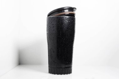 Beyaz arka planda kahve için siyah termal bardak..