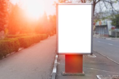 Model ile yol bilgilendirme boş reklam panosu.