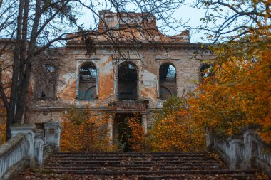 Terk edilmiş eski korkunç cadılar bayramı evi.