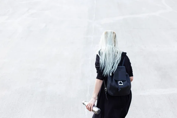 Back View Young Blonde Girl Dressed Black Backpack Holding Steel — Stock Photo, Image