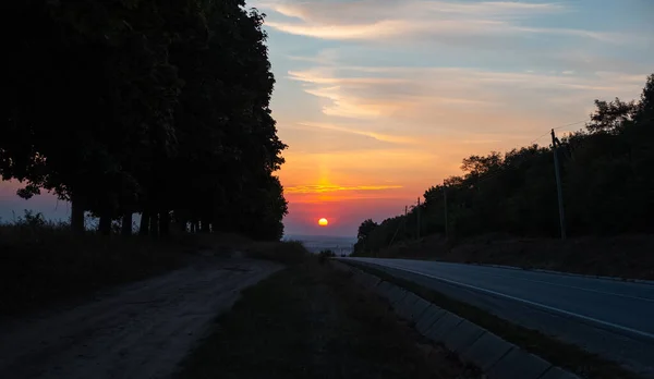 Ufukta Asfalt Yoldan Gün Batımının Görüntüsü — Stok fotoğraf