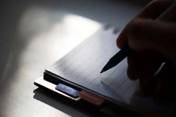 Primo Piano Della Scrittura Mano Maschile Taccuino Con Penna — Foto Stock