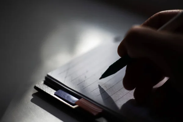 Close Escrita Mão Masculina Notebook Com Caneta — Fotografia de Stock