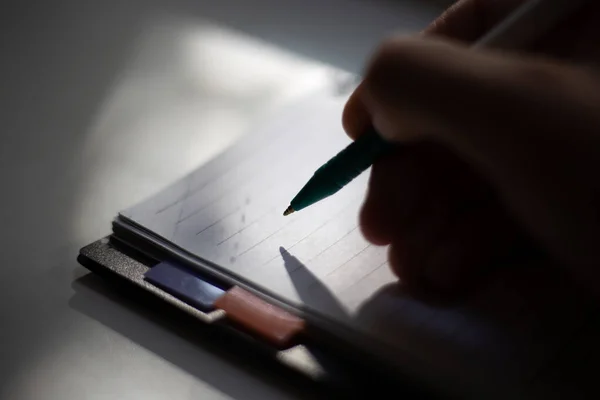 Primo Piano Della Scrittura Mano Maschile Taccuino Con Penna — Foto Stock