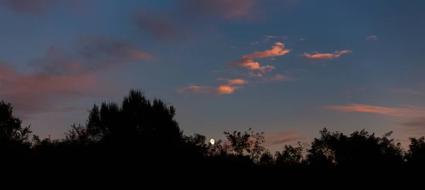 Paesaggio Bel Cielo Con Nuvole Tramonto Ottobre Piccola Luna — Foto Stock