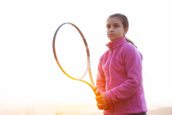 Retrato Adolescente Está Treinando Habilidade Tênis Fora Tribunal Campo Pôr — Fotografia de Stock