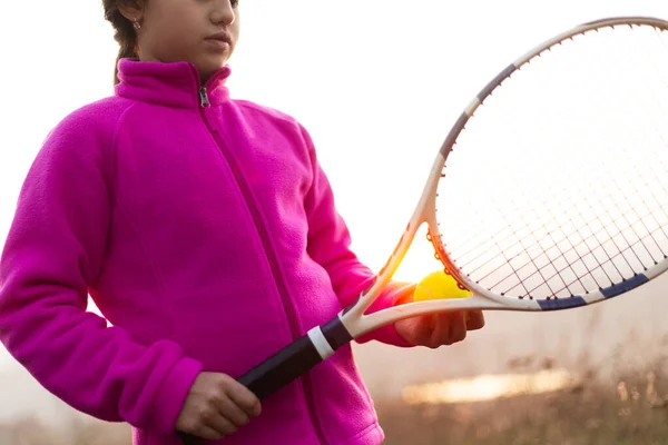 Retrato Menina Habilidade Treinamento Fora Quadra Tênis Campo Pôr Sol — Fotografia de Stock