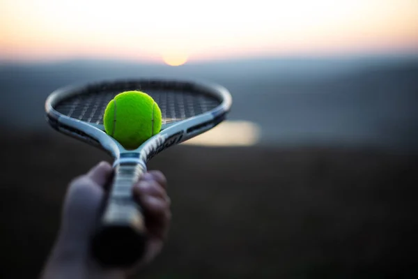 Close Mão Masculina Segurando Raquete Tênis Com Bola Livre — Fotografia de Stock