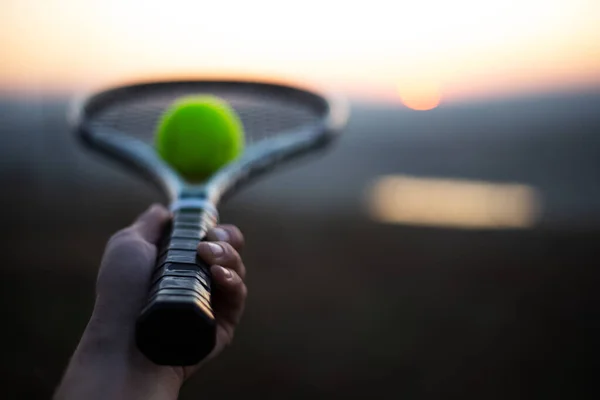 Close Mão Masculina Segurando Raquete Tênis Com Bola Livre — Fotografia de Stock