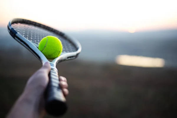 Close Mão Masculina Segurando Raquete Tênis Com Bola Livre — Fotografia de Stock