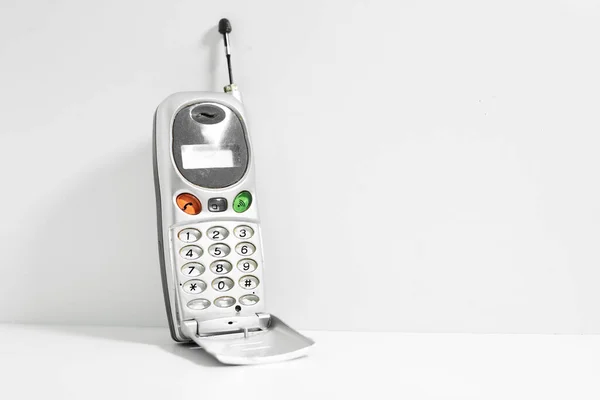 Gammal Mobiltelefon Isolerad Vit Bakgrund — Stockfoto