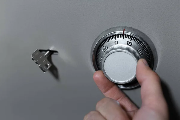 Erkek elinin yakın plan görüntüsü, güvenlik şifresini belirler..