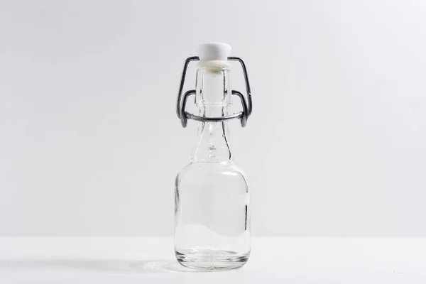 Nahaufnahme Von Glas Thermoflasche Auf Weißem Hintergrund — Stockfoto
