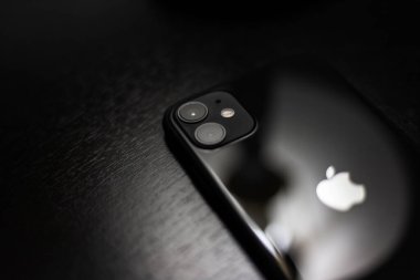 Moldova, Chisinau - 03.11.2019: Koyu ahşap masa üzerinde siyah iPhone 11 'e yakın plan.