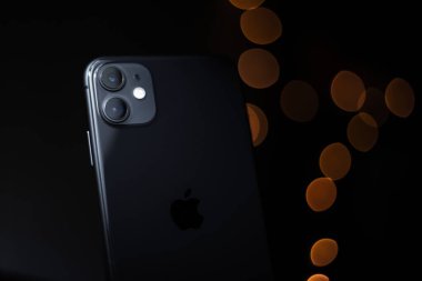 Moldova, Chisinau - 03.11.2019: Koyu ahşap masa üzerinde siyah iPhone 11 'e yakın plan.