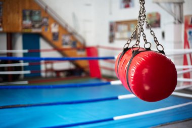 Boks salonunda kırmızı kum torbası..