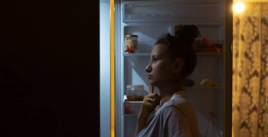 Genç kız geceleri buzdolabına bakıyor..