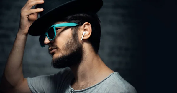 Retrato Cerca Del Joven Hipster Escuche Música Con Auriculares Inalámbricos — Foto de Stock