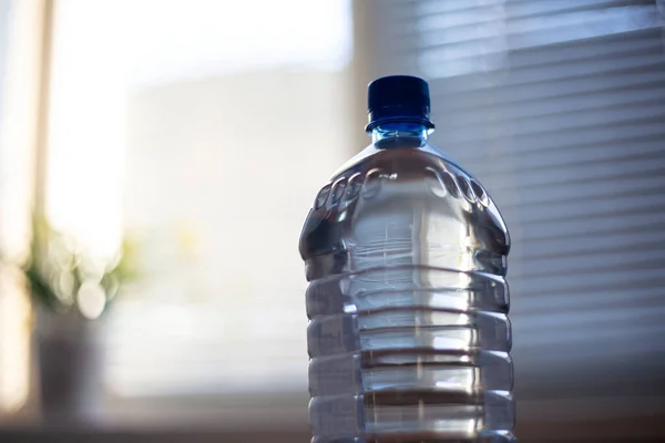 Primer Plano Botella Plástico Con Agua Sobre Fondo Borroso — Foto de Stock