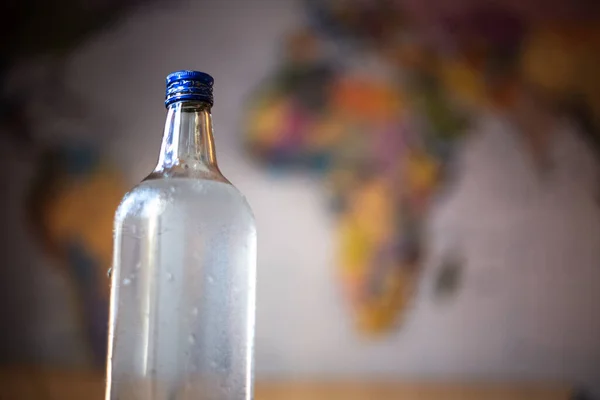 Primer Plano Botella Vidrio Con Agua Sobre Fondo Borroso —  Fotos de Stock