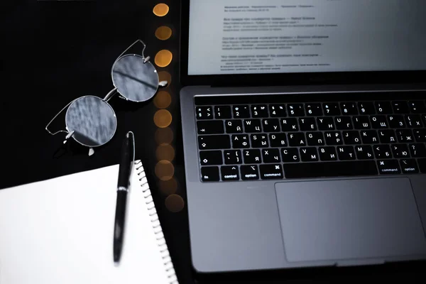 Κάτοψη Μοντέρνου Μαύρου Τραπεζιού Εργασίας Laptop Notebook Στυλό Και Καθρέφτη — Φωτογραφία Αρχείου