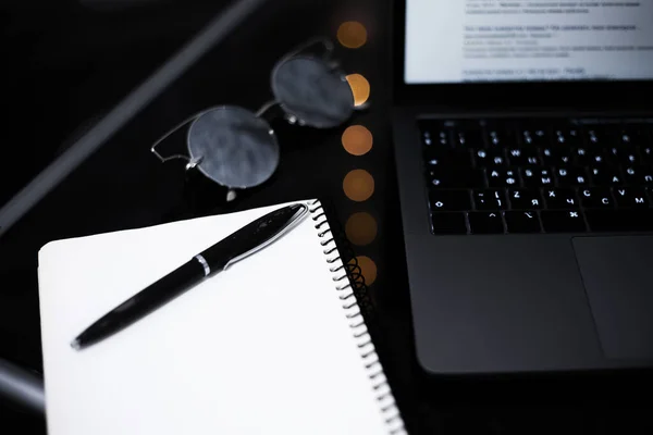 Κάτοψη Μοντέρνου Μαύρου Τραπεζιού Εργασίας Laptop Notebook Στυλό Και Καθρέφτη — Φωτογραφία Αρχείου