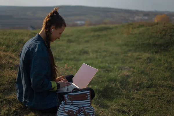 Retrato Niña Hipster Joven Chaqueta Mezclilla Utilizando Ordenador Portátil Con —  Fotos de Stock