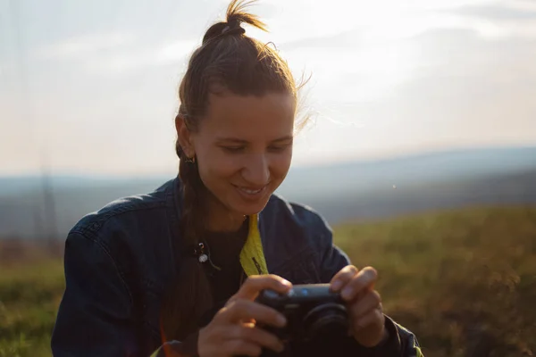 Ritratto Giovane Ragazza Con Fotocamera Digitale Sullo Sfondo Del Tramonto — Foto Stock