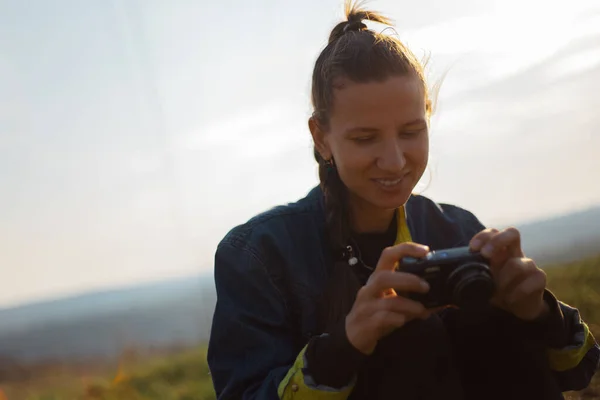 Portrét Mladé Dívky Držící Digitální Fotoaparát Pozadí Západu Slunce — Stock fotografie