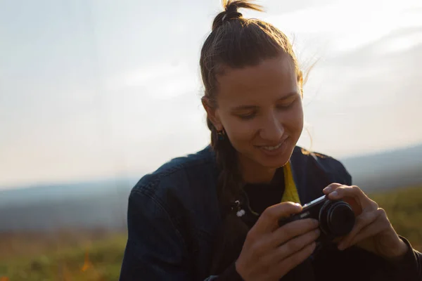Retrato Menina Segurando Câmera Fotográfica Digital Fundo Pôr Sol — Fotografia de Stock