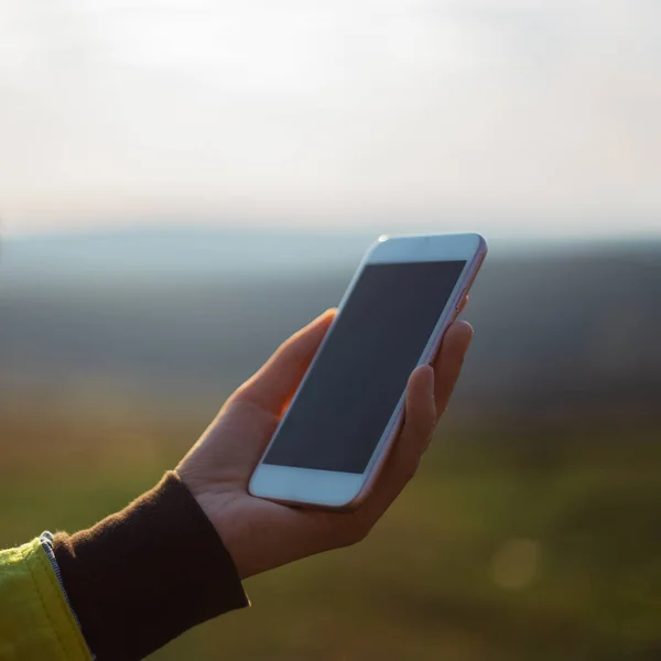 Primer Plano Mano Femenina Sosteniendo Teléfono Inteligente Fondo Puesta Del —  Fotos de Stock