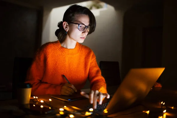 Retrato Chica Diseño Sonriente Trabajando Tableta Gráfica Ordenador Portátil Usando —  Fotos de Stock