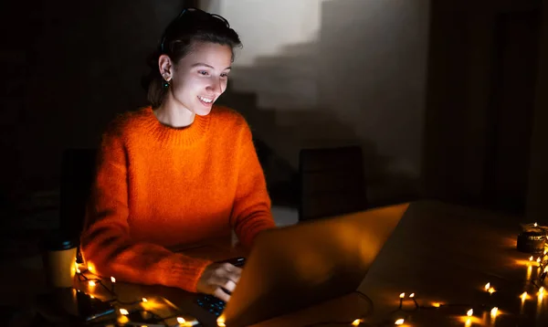 Retrato Chica Diseño Sonriente Trabajando Tableta Gráfica Ordenador Portátil Usando —  Fotos de Stock