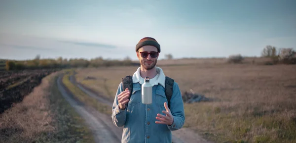 Ritratto Giovane Hipster Sicuro Con Bottiglia Ecologica Alluminio Acqua Zaino — Foto Stock